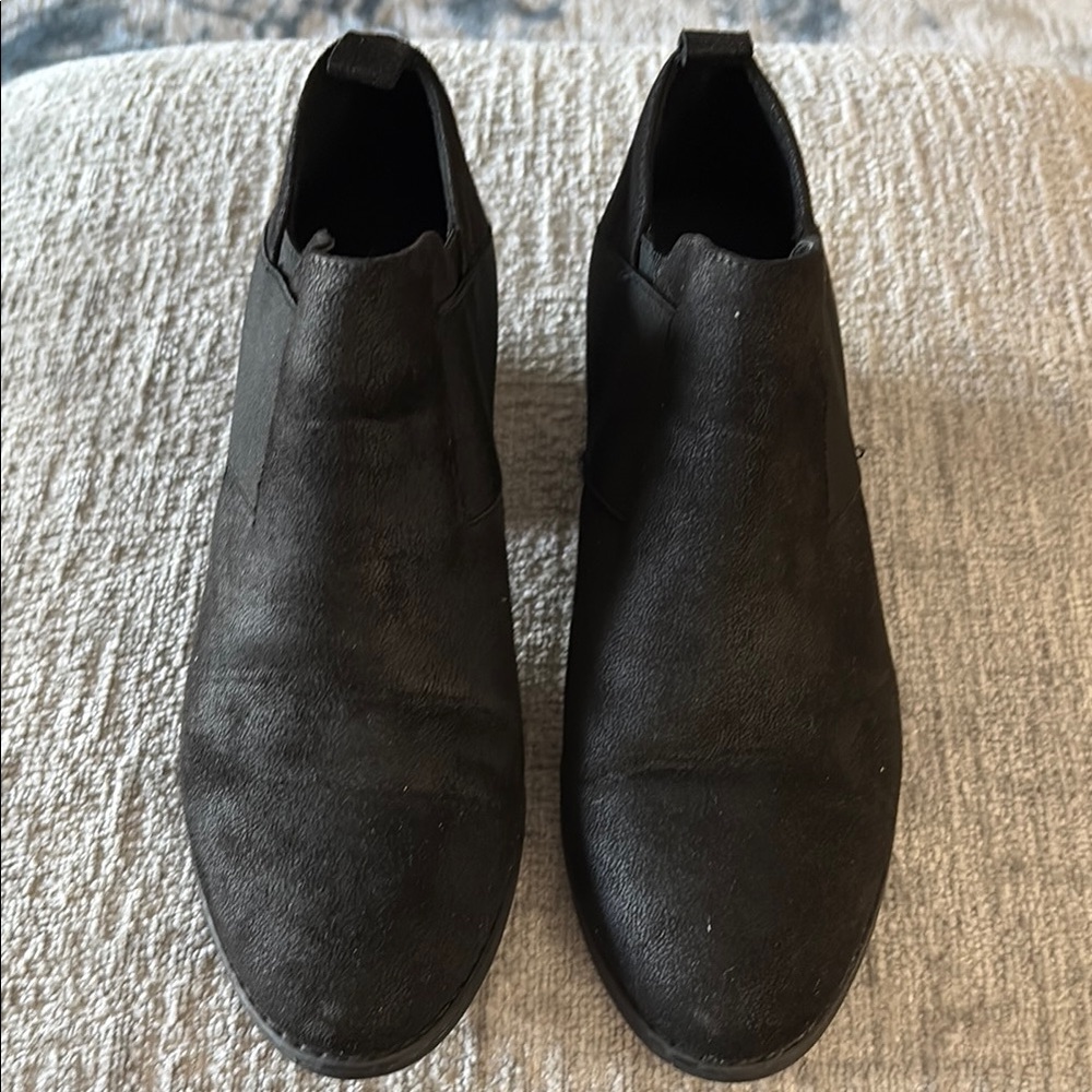 Sleek Black Ankle Boots with Suede Texture and Elastic Panels